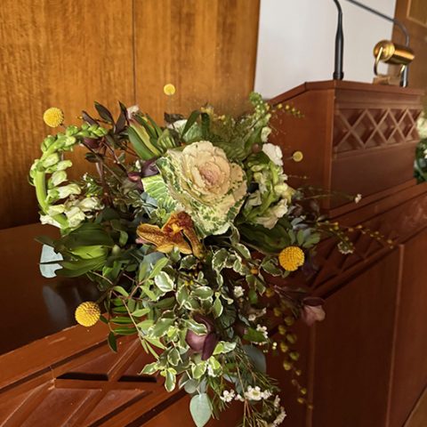 Λουλούδια σε έδρανο